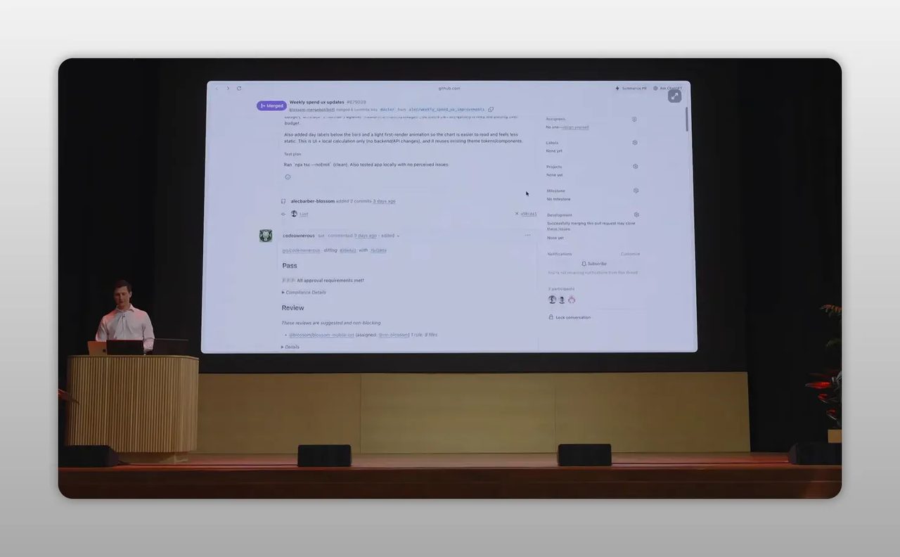 หน้าจอ GitHub pull request พร้อมส่วนรีวิวและผลการตรวจโค้ดอัตโนมัติ