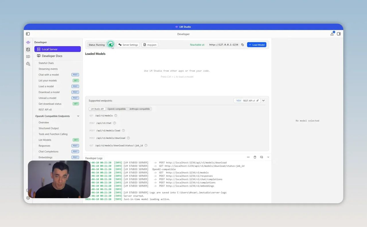 หน้า local server ของ LM Studio แสดงสถานะเซิร์ฟเวอร์และ log การทำงาน