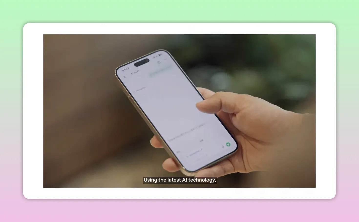 ภาพมือกำลังใช้งาน ChatGPT บนสมาร์ตโฟนในคลิปกรณี MUFG