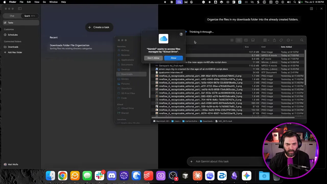 หน้าจอแอปสีเข้มพร้อมหน้าต่างไฟล์และรายการโฟลเดอร์บน macOS