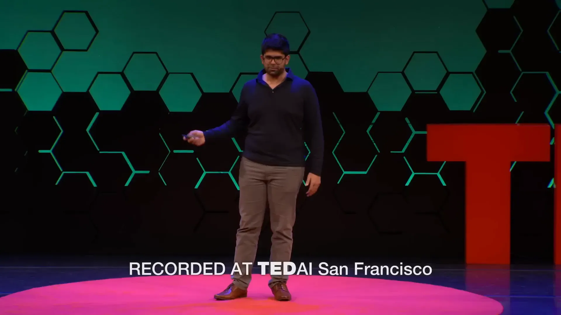 Aravind Srinivas แนะนำตัวและพูดถึงความแตกต่างของตนจากผู้ก่อตั้งเทคโนโลยีทั่วไป