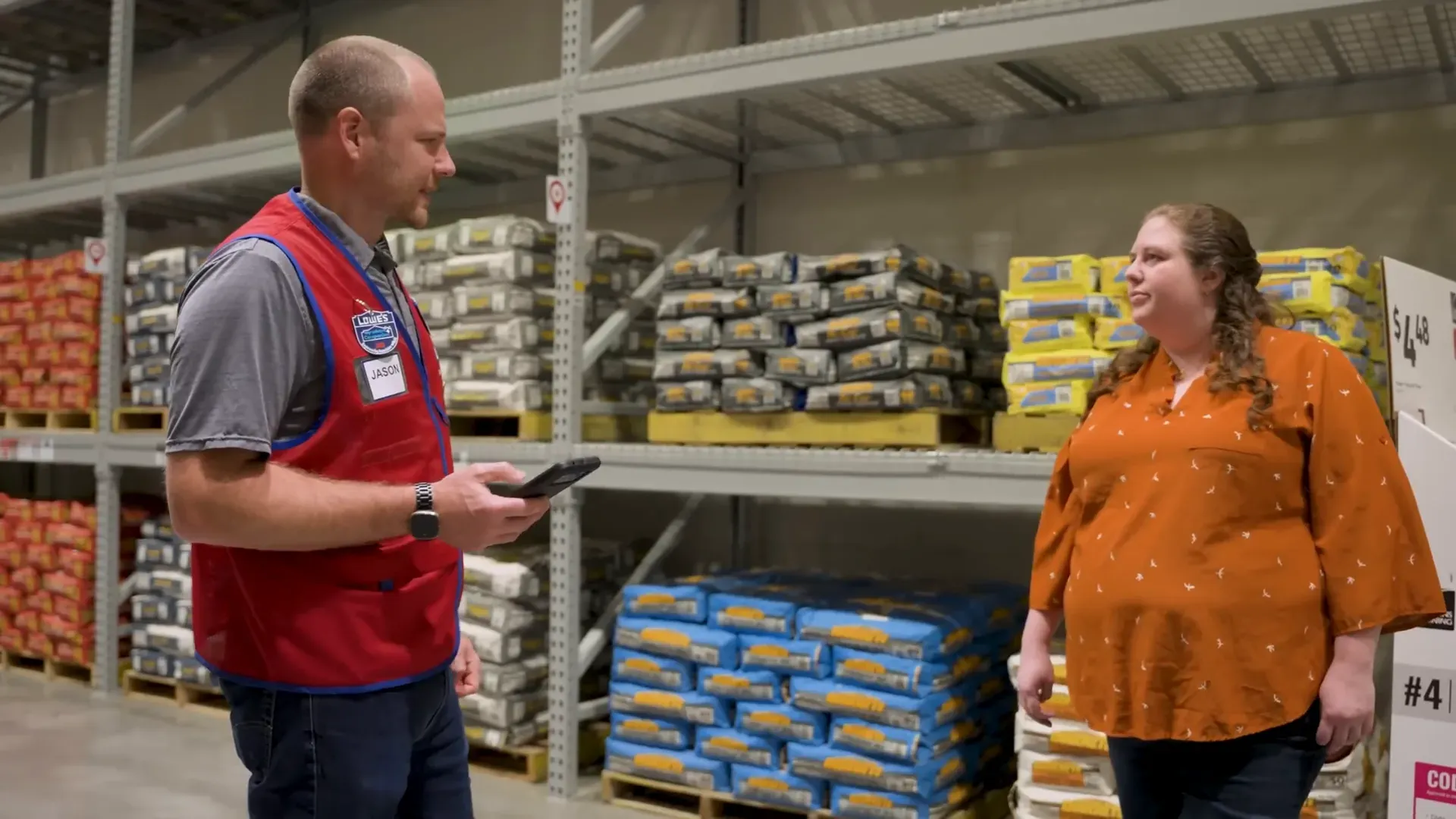 พนักงานในร้าน Lowe's พร้อมให้คำแนะนำลูกค้า