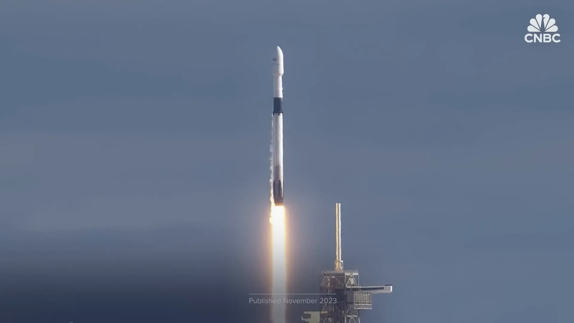 จรวด Falcon 9 ของ SpaceX ขึ้นสู่อวกาศ