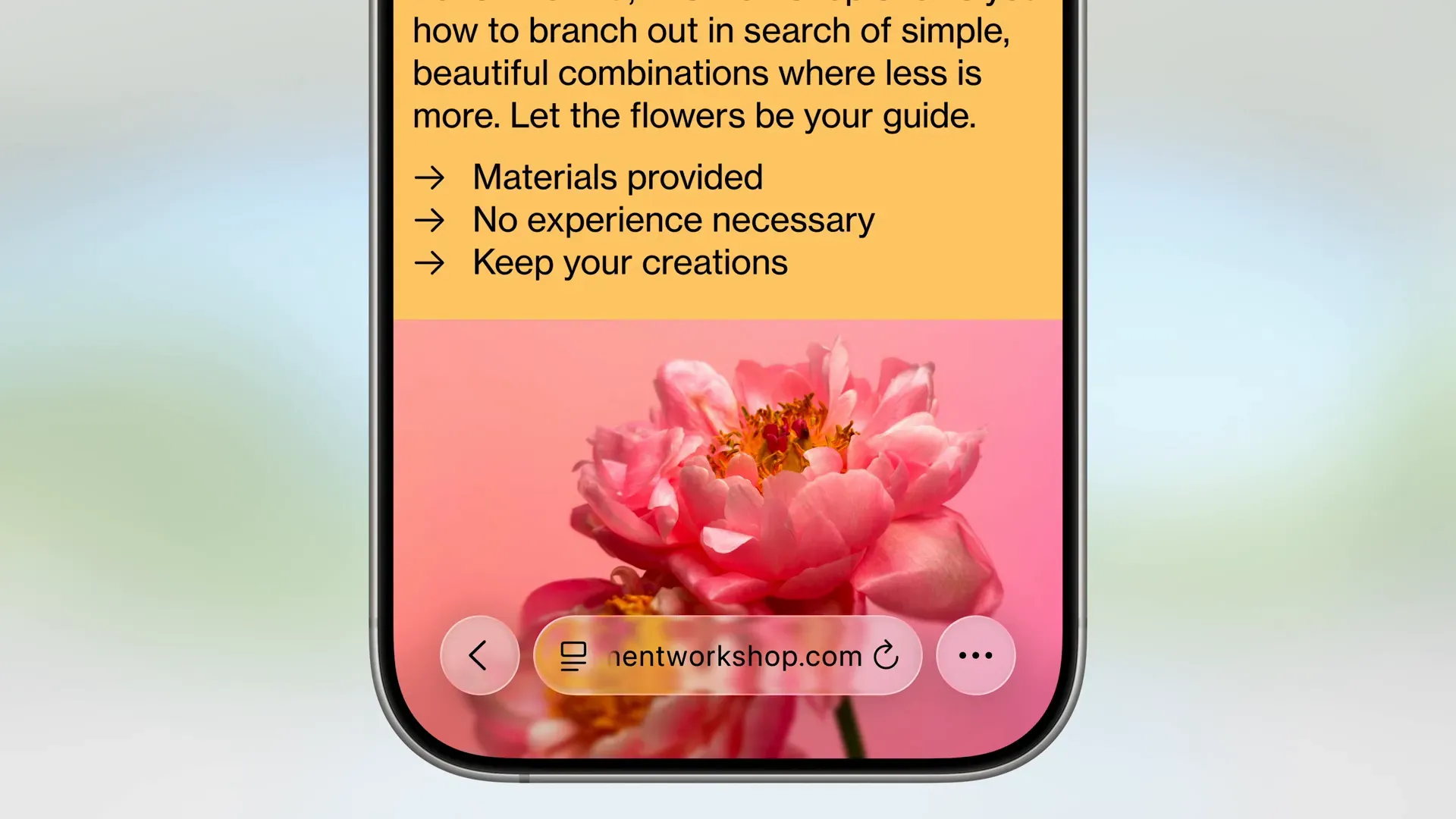 แถบแท็บใหม่ใน Safari ที่ลอยอยู่เหนือเว็บเพจและย่อขนาดเมื่อเลื่อน